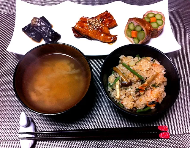 Snapdishの料理写真:今日の夕飯 山菜おこわ、アスパラのお花の肉巻、茄子の甘辛煮、玉ねぎのお味噌汁|ringさん