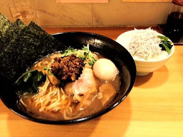 Snapdishの料理写真:粗挽き醤油ラーメン全部のせ 半じゃこ飯|萩原 一樹さん