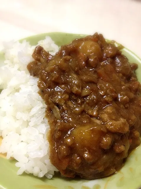 晩飯前に小腹がすいたので昨日のカレーを小盛で|ぬぬ。さん