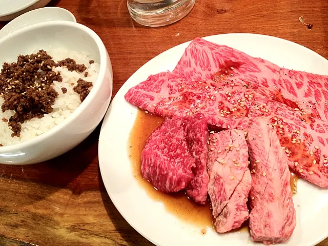 Snapdishの料理写真:和牛の焼きしゃぶをはさんで、トドメは炙りイチボとカルビのタレ焼き。肉はもちろん、こんな美味しいそぼろ食べたことない！|a hosodaさん