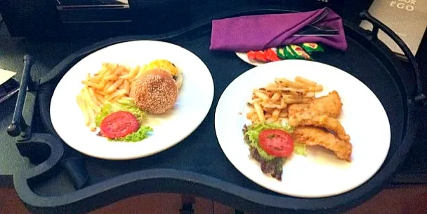 room service- beef burger and fish and chip :)|Yingzさん