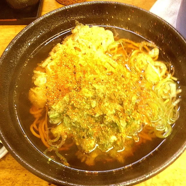 Snapdishの料理写真:春菊、玉ねぎかき揚げ乗せ蕎麦|kenmaohさん