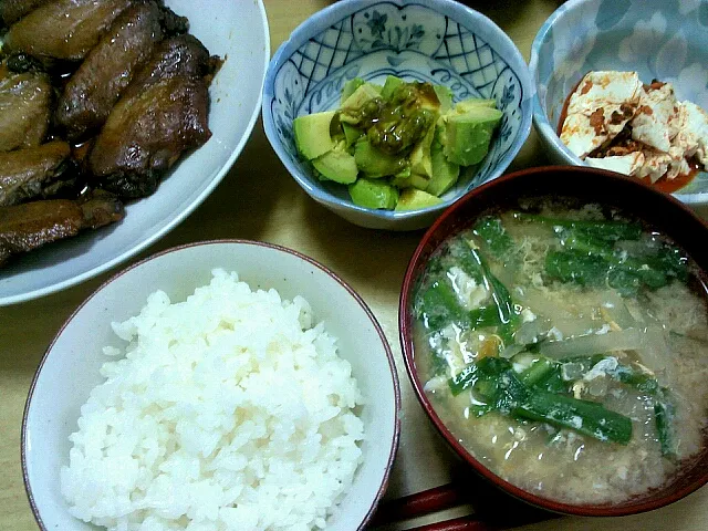 名古屋土産の手羽先 アボカドわさび醤油合え 豆腐の食べラー合え ご飯 ニラ・大根・卵のお味噌汁 ご飯|Nozomi Kitadeさん