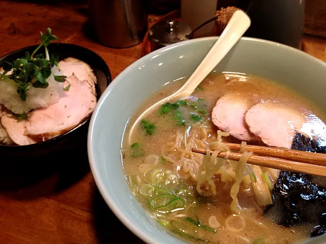 たまには醤油にしてみました。もちろん豚飯付きで。ヽ( ´ー`)ﾉ|ひろぱげさん