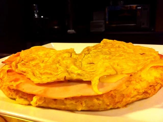 Snapdishの料理写真:Tortilla de patata con jamon y queso|txikita69さん