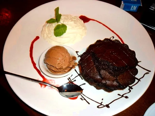 Warm Chocolate Cake with Vanilla IceCream|Shiroi Yukiさん