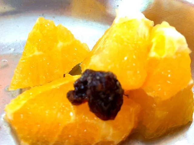 Oranges with raisins|Koe Yeetさん