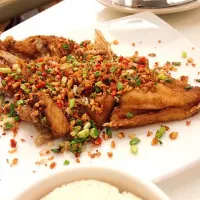 Deep Fried Sea Bass with Garlic and Chili|Malinee Pimpamoteさん