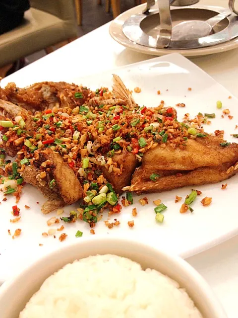 Deep Fried Sea Bass with Garlic and Chili|Malinee Pimpamoteさん