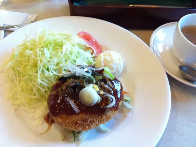 ランチ。豆腐コロッケ味噌だれソースかけ…かな？ドリンクバー|大石さん