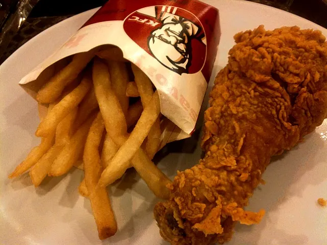 Snapdishの料理写真:Chrispy Fried Chicken & Fries|Shiroi Yukiさん