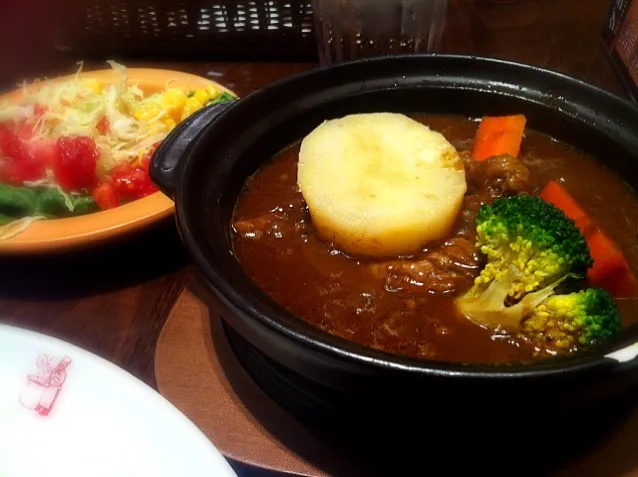 Snapdishの料理写真:牛すじ煮込み野菜カレー。野菜でかし。|hirotomoさん