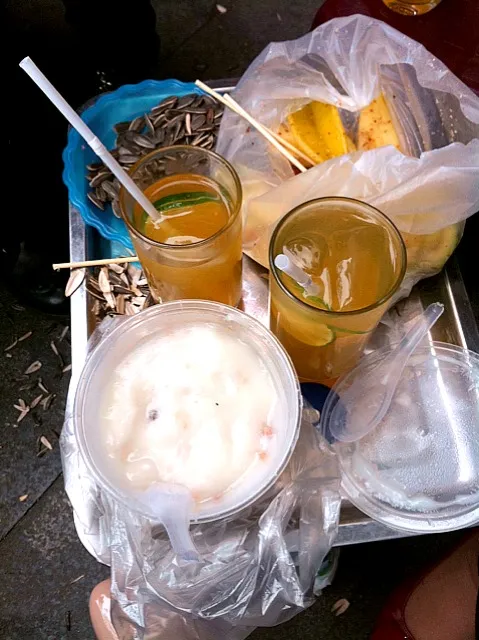 lemon tea, porridge, mango and sunflower seeds|Thanh Thanhさん