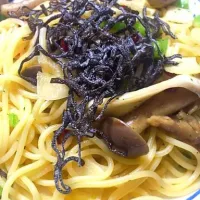 和風きのこパスタ。もこみちに教えてもろたように塩昆布をのせてw|なおこさん