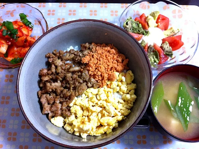 三食丼、トマトアボカドサラダ|ayAkaさん