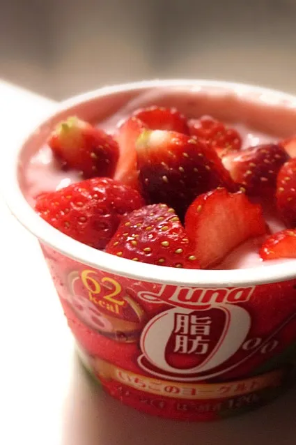 yoghurt with strawberries|willzさん