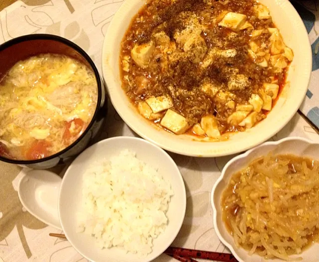 旦那が風邪気味という事で休肝日。麻婆豆腐は薄切り肉を刻んで食感良く、豆板醤、甜麺醤、豆豉、花山椒を使った本格仕様！モヤシのナムルとヤマブシ茸とトマトのかき卵スープで栄養バッチリ！|sumiyoさん