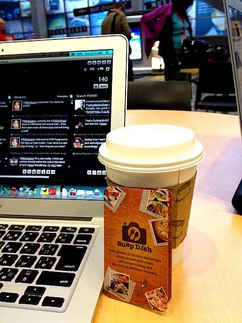 twitter and morning latte #sxsw snapdi.sh|lauren shannonさん