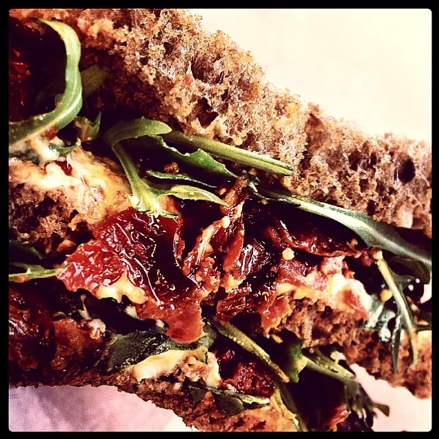 hummus, sun-dried tomatoes, rucola sandwich|Gabiさん