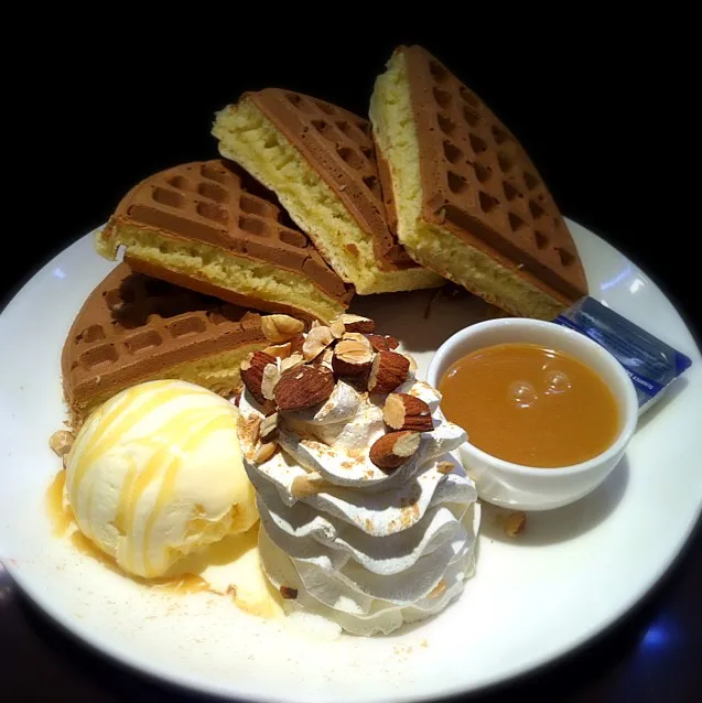 waffle, vanilla ice cream n caramel sauce|Foodさん