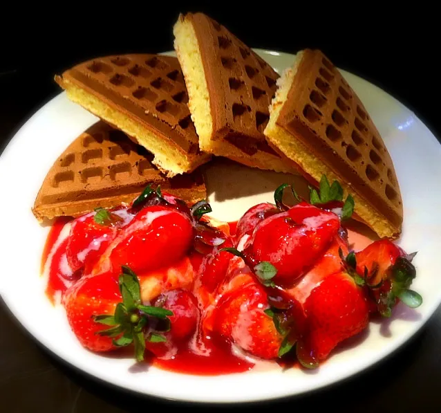 Snapdishの料理写真:waffle, fresh strawberries m ice cream|Foodさん