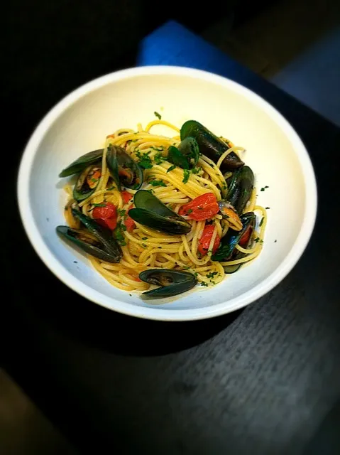 spaghetti with mussel,white wine and cherry tomato|rick chanさん