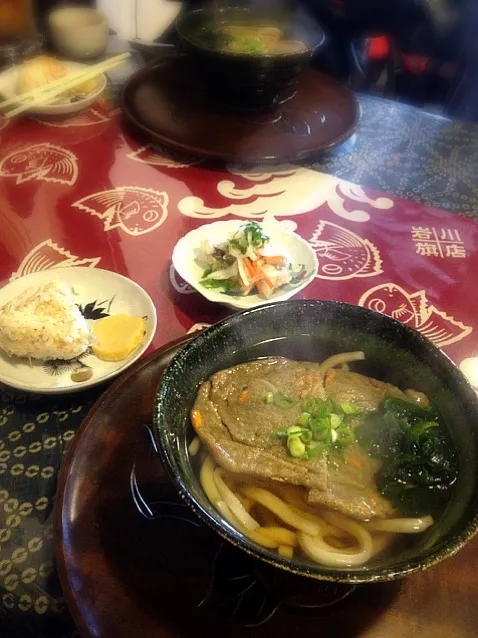 Snapdishの料理写真:ちりめんじゃこ飯おにぎりとわらじうどん（＾∇＾）わらじはガス天だよ|しーさん