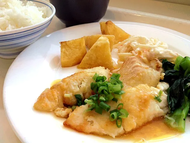 今日の社食はヒラメのムニエルバター醤油ソース。450円。|ルーア・ブランカさん