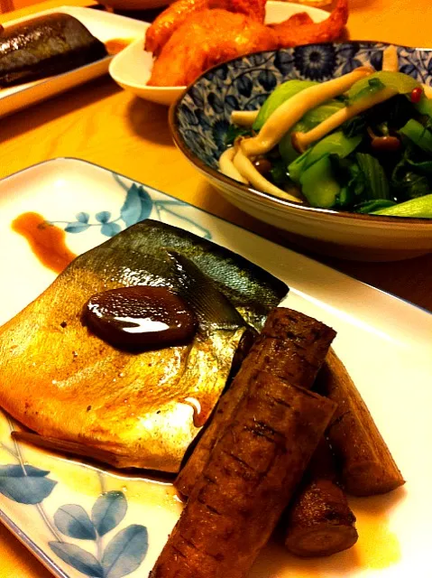 さばの煮付け、青梗菜としめじの煮浸し、さつまあげ。|liccaさん