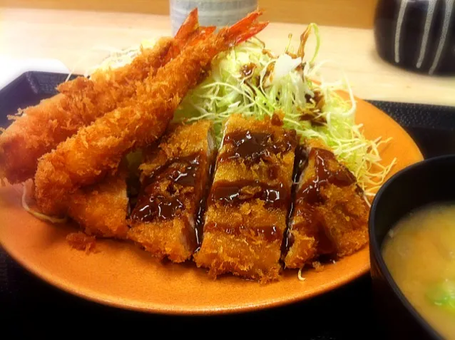 Snapdishの料理写真:海老ロースカツ定食。まぁ安いよね。|hirotomoさん