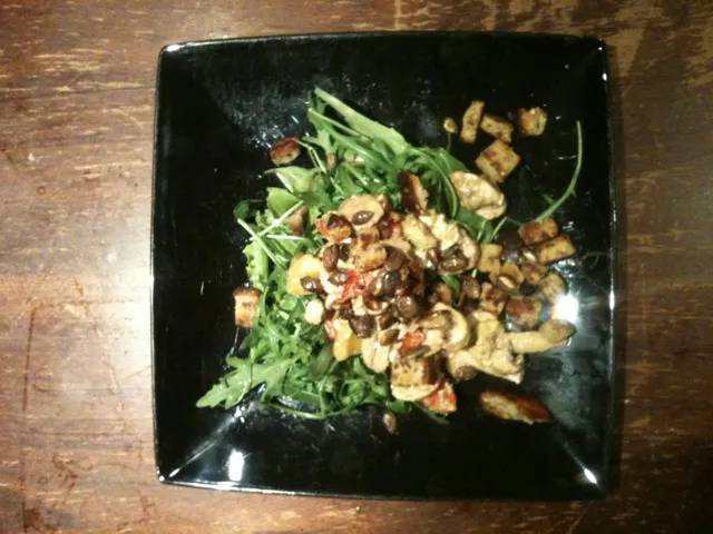 Ruccola Salade with Campignons, red and yellow Pepper, Goat Cheese, Croutons and roasted Pumkin Seeds|Christianさん