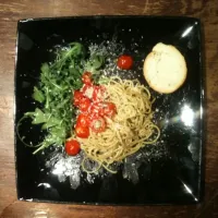 Pasta with Pesto and Parmesan Cheese in a nest of Ruccola Salade and fresh Cocktail Tomatoes|Christianさん