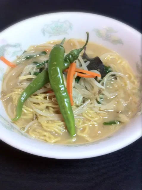 青唐辛子入りドッ辛豚骨醤油ラーメン|ミート小椋さん