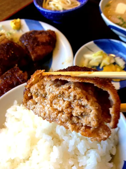 Snapdishの料理写真:メンチカツ定食 あぁ、ジューシーさがたまらん♪|ダンディ☆和田さん