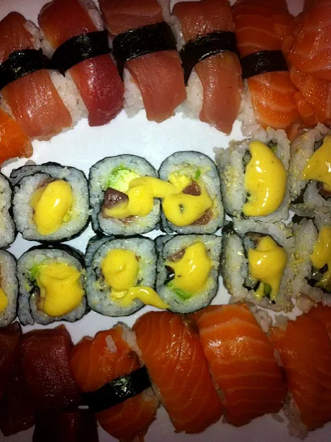 homemade sushi!! mayo roll with salmon and tuna sushi peicea|ReciBellaさん