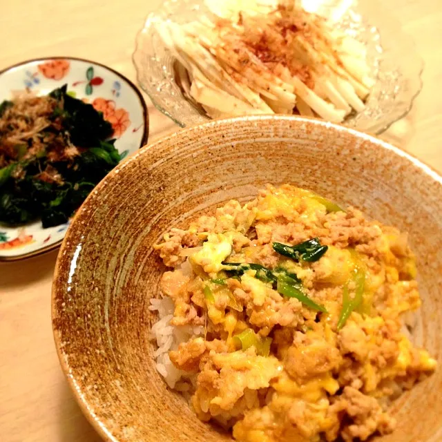 鶏挽肉で親子丼、ほうれん草のお浸し、長芋のポン酢がけ|ニコさん