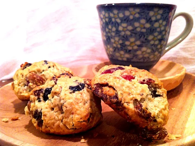 Snapdishの料理写真:oatmeal raisin scone|tamyoさん