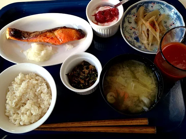 塩麹鮭 うどキンピラ 蕪の葉ふりかけ  野菜味噌汁 ヨーグルト|ishibashiさん