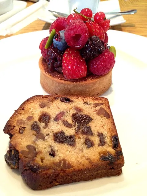 Snapdishの料理写真:berries tart & fruitcake|willzさん