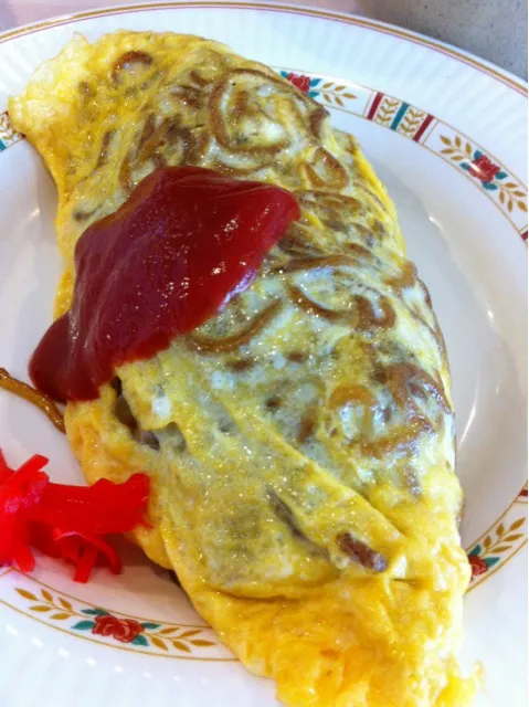 オムそばで。いつもの学食にて。焼きそばソースとケチャップのはーもにー。|yxxtsさん