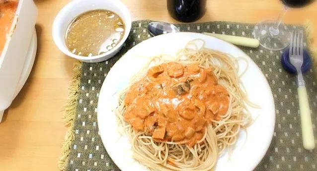 Snapdishの料理写真:海老と茄子のトマトクリームパスタと大豆のとんスパイスカレースープ|tonさん