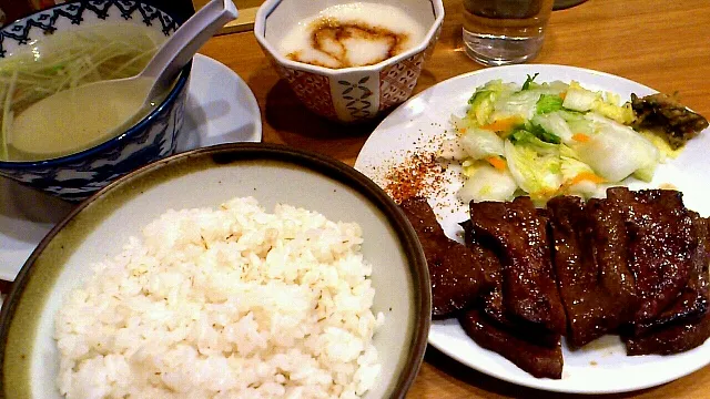 炭火牛タン定食 タレ+とろろ|あおやぎ あつしさん