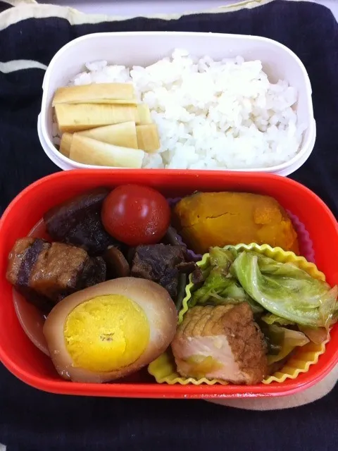 Snapdishの料理写真:とろとろ角煮弁当 703kcal@TFT|hama noriさん