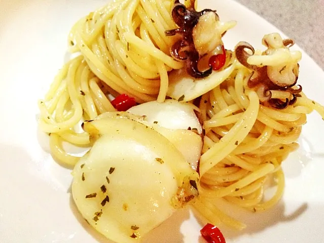 Snapdishの料理写真:squid aglio olio pasta 🐙|(=^x^=)さん