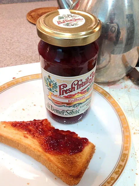 stramberry jam from germany on my toast !|lauren shannonさん