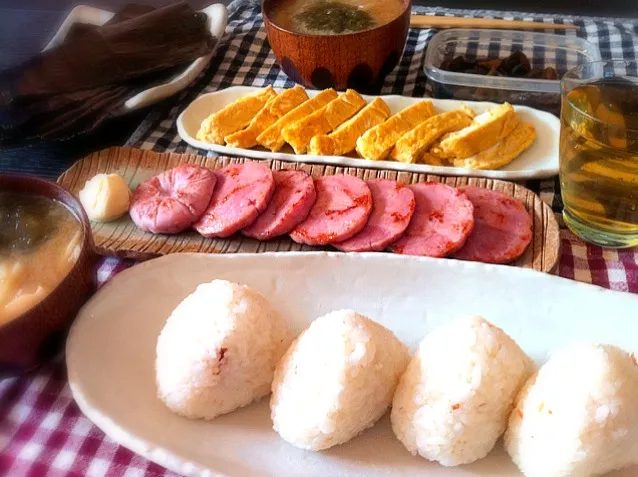 Snapdishの料理写真:おにぎり、卵焼き、ハム、味噌汁、キューちゃん|ちっきーさん