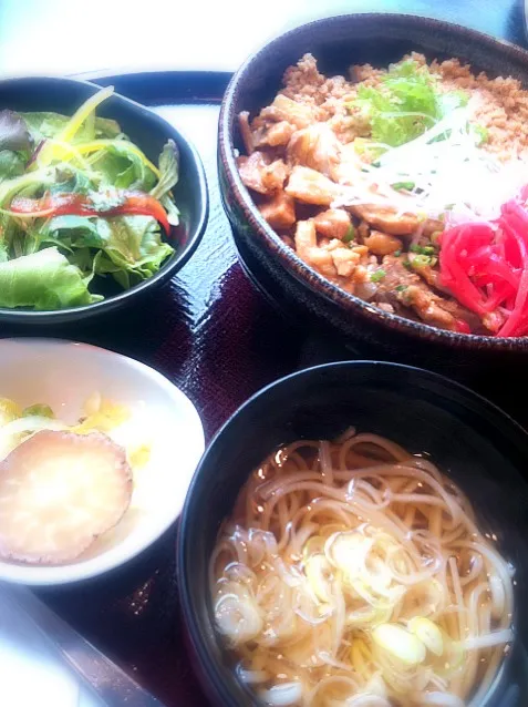 比内地鶏丼＆稲庭うどんセット|よ〜んさん