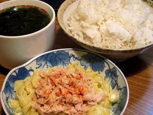 朝食:麦飯にマカロニサラダ、わかめの味噌汁桃ラー入り|Kenny Hiraiさん