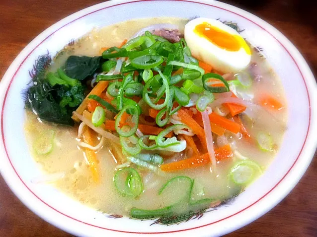 本日のランチ。サッポロ1番とんこつ。飲んだ翌日はラーメンに限りますな。|JTKさん