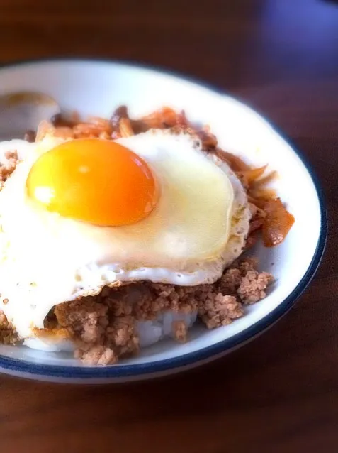 そぼろごはんに目玉焼き|しろめちゃんさん